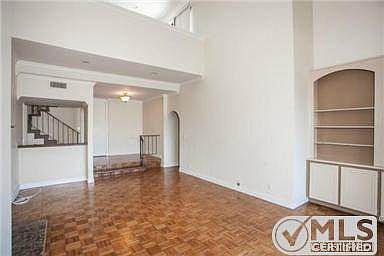 3rd image of 5330 Yarmouth Ave Unit 315