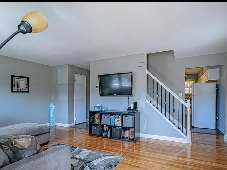 5727 Greens Dr — Photo 4