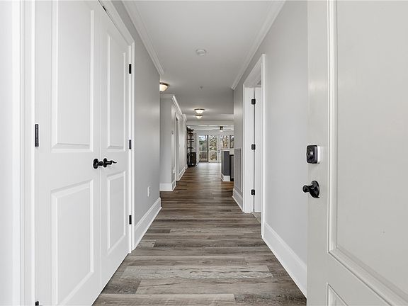 4th image of 207 Watermarke Ln