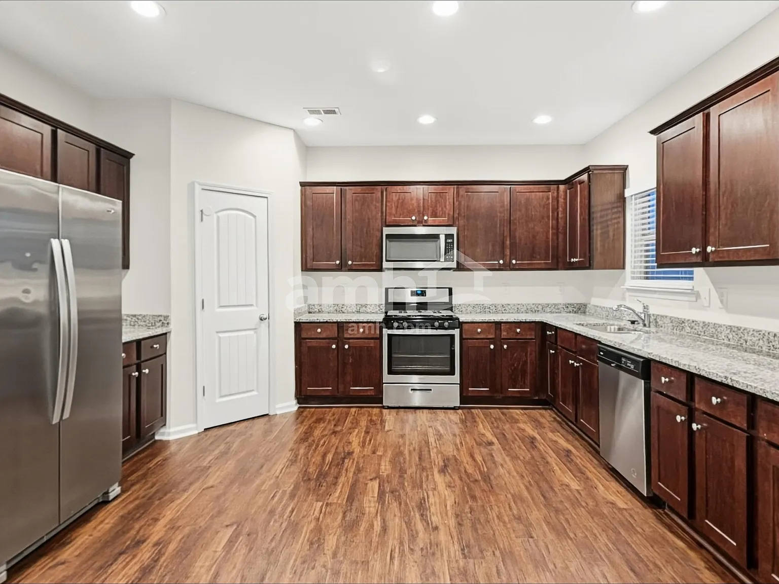 3 bed, 2.5 bath, 1912 sqft, $2,330 — Photo 3