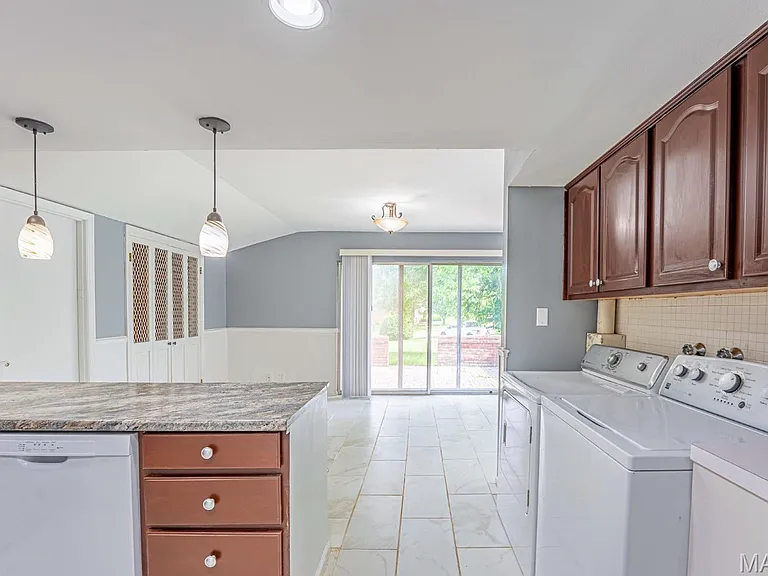 2525 Fox Hills Dr — Photo 8
