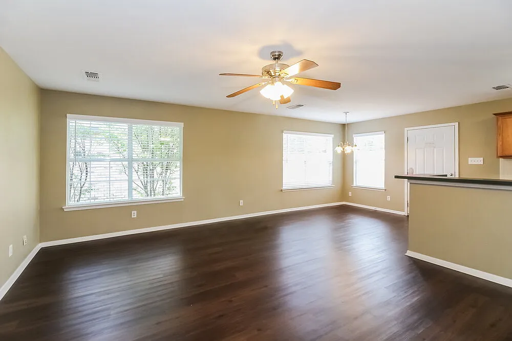 3 bed, 2.0 bath, 1374 sqft, $2,345 — Photo 2