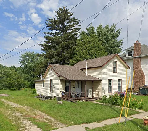 605 Pleasant St Photo 1