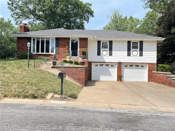 4725 Arrowhead Dr, Saint Joseph, MO 64506