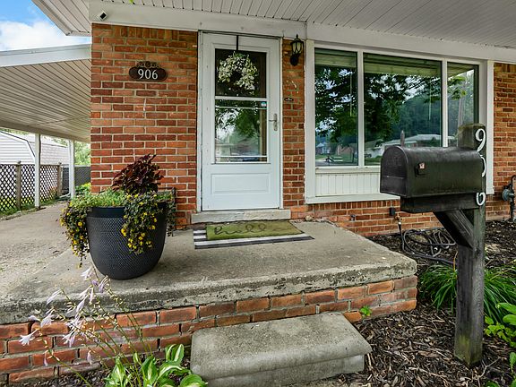 3rd image of 906 Squire Ln