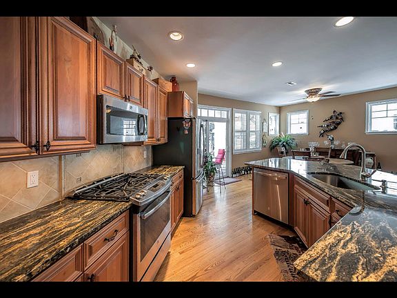 5th image of 1040 SE Creekside Dr