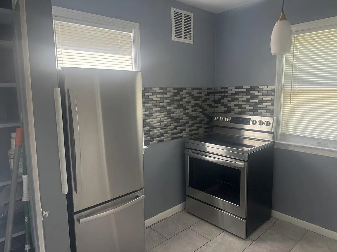 3 bed, 1.0 bath, 2000 sqft, $910 — Photo 3
