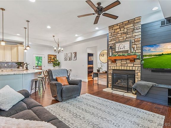 3rd image of 127 Arrowhead Dr