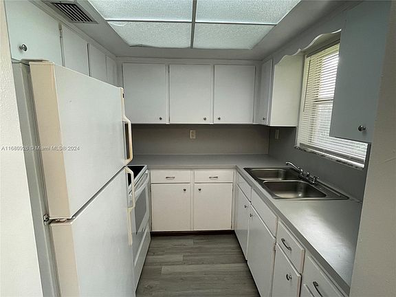 5th image of 3090 Coral Springs Dr APT 7