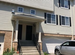 242 Evergreen Cir, Gilberts, IL 60136