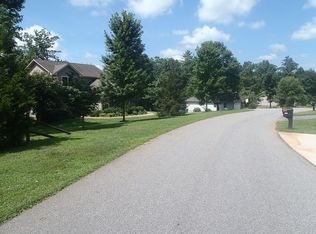 2010 Tall Oak Dr, Lenoir, NC 28645