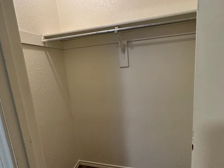 924 W Chestnut St #6 — Photo 9
