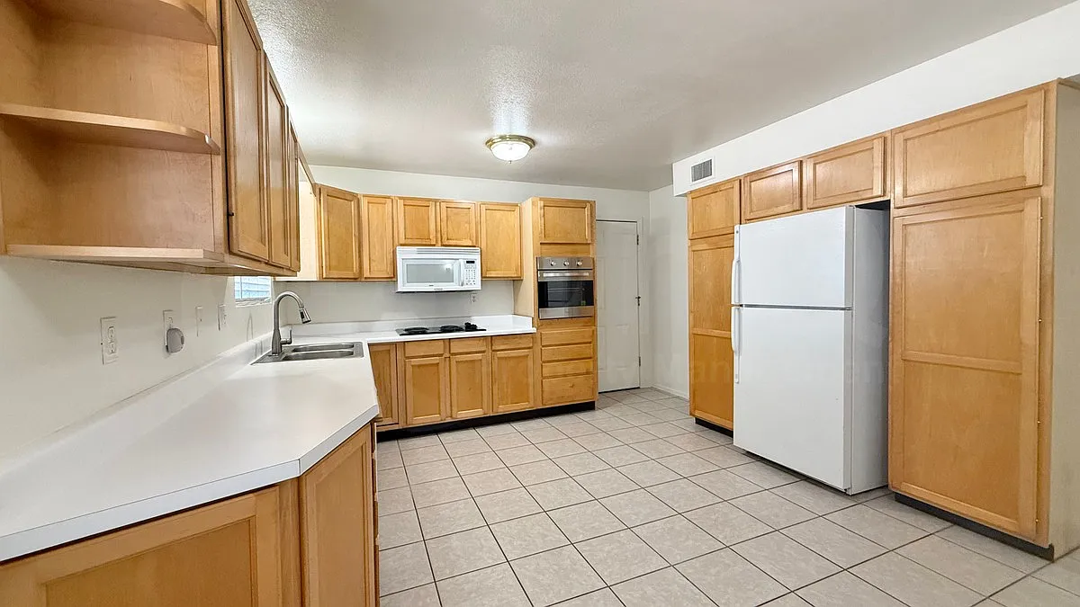 3 bed, 1.5 bath, 1400 sqft, $1,949 — Photo 2