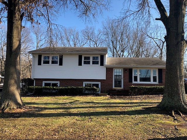 1st image of 121 Bourbon Hills Dr