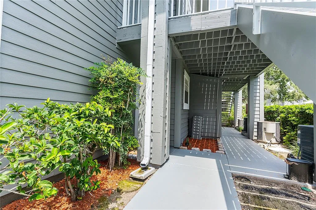 2 bed, 1.0 bath, 1060 sqft, $1,575 — Photo 2
