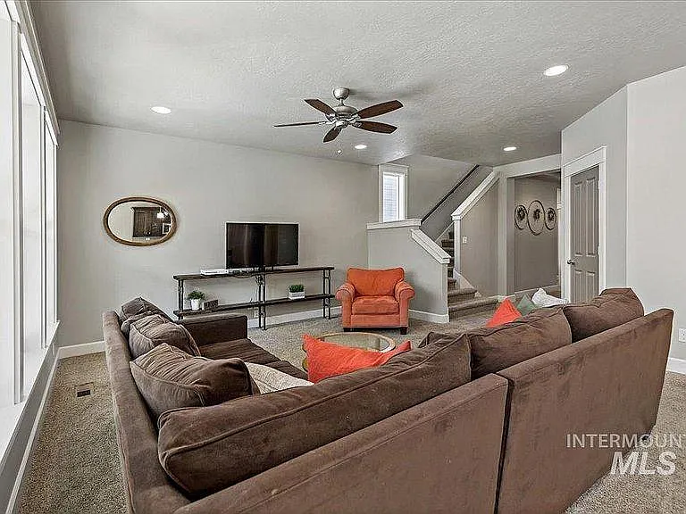 273 W Valentino St — Photo 9