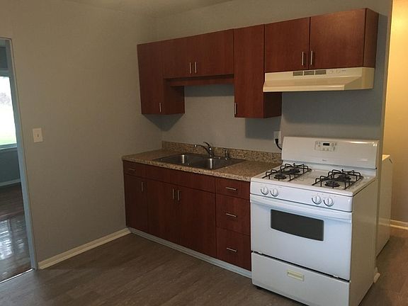 2nd image of 611 S Hutchinson Ave