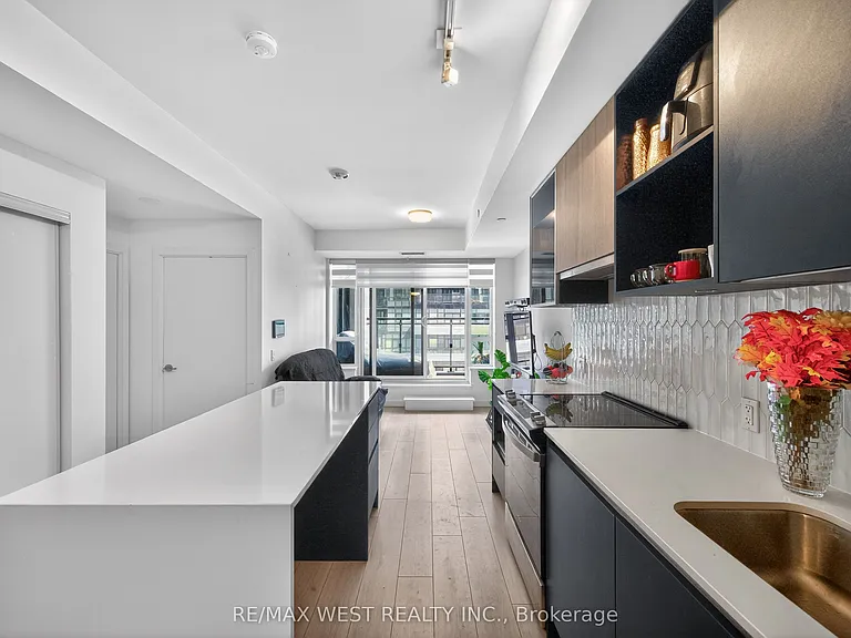 405 Dundas St W #421 — Photo 16