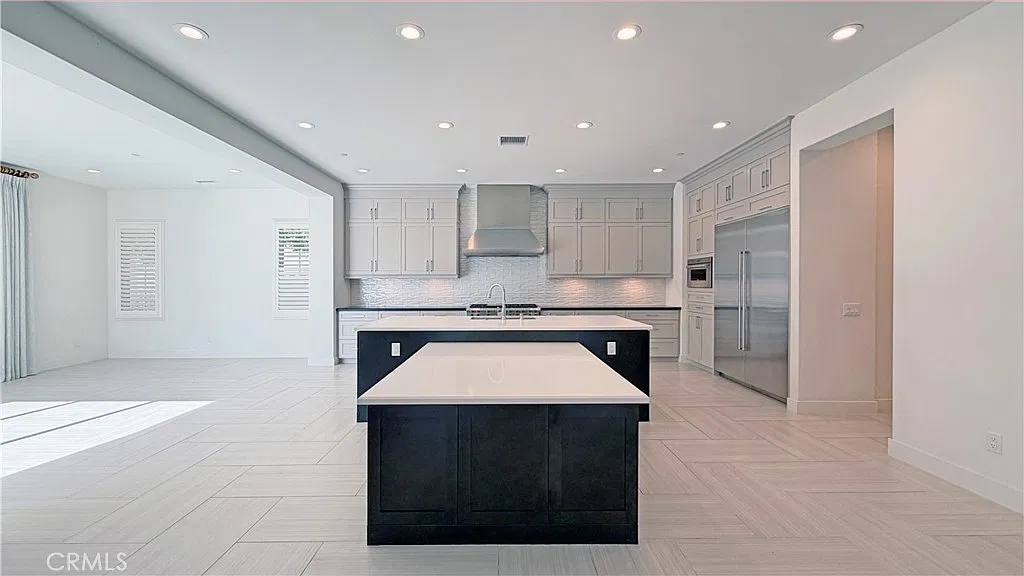 5 bed, 5.5 bath, 5660 sqft, $11,500 — Photo 2