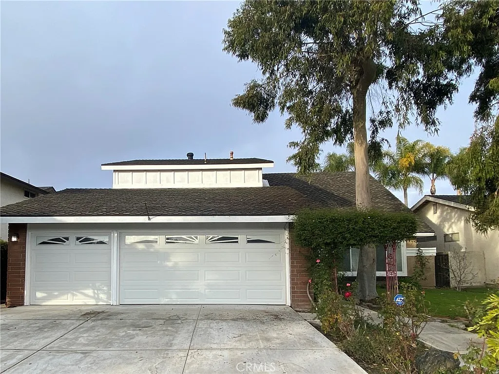 5 bed, 3020 sqft, $6,495 — Photo 2