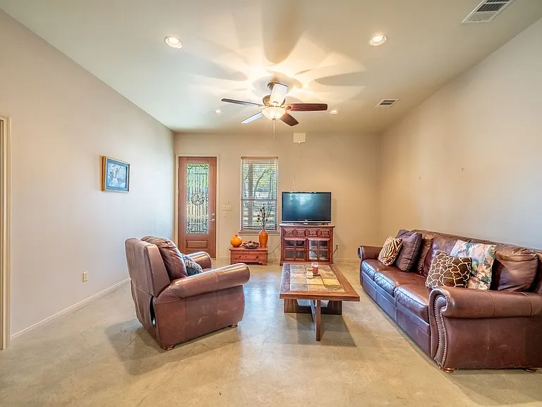 103 Rolling Hills Dr — Photo 2