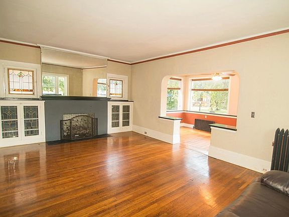 2nd image of 527 Richmond Ave #1