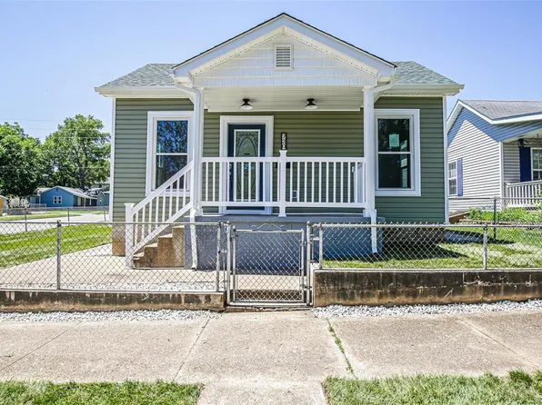 720 S 2nd St, De Soto, MO 63020