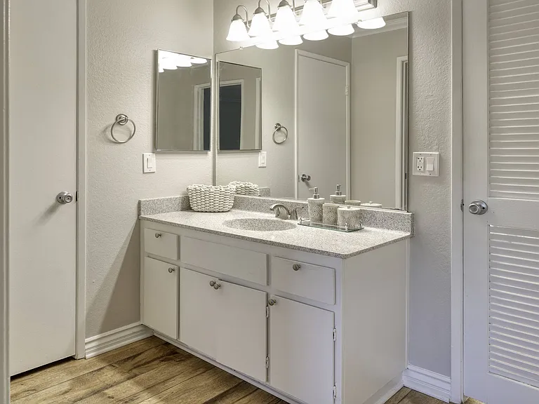 Briar Villa Apartments — Photo 6