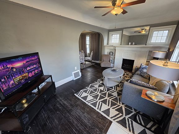 5th image of 366 College St APT 1