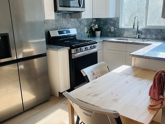 5th image of 1020 W 39th Pl