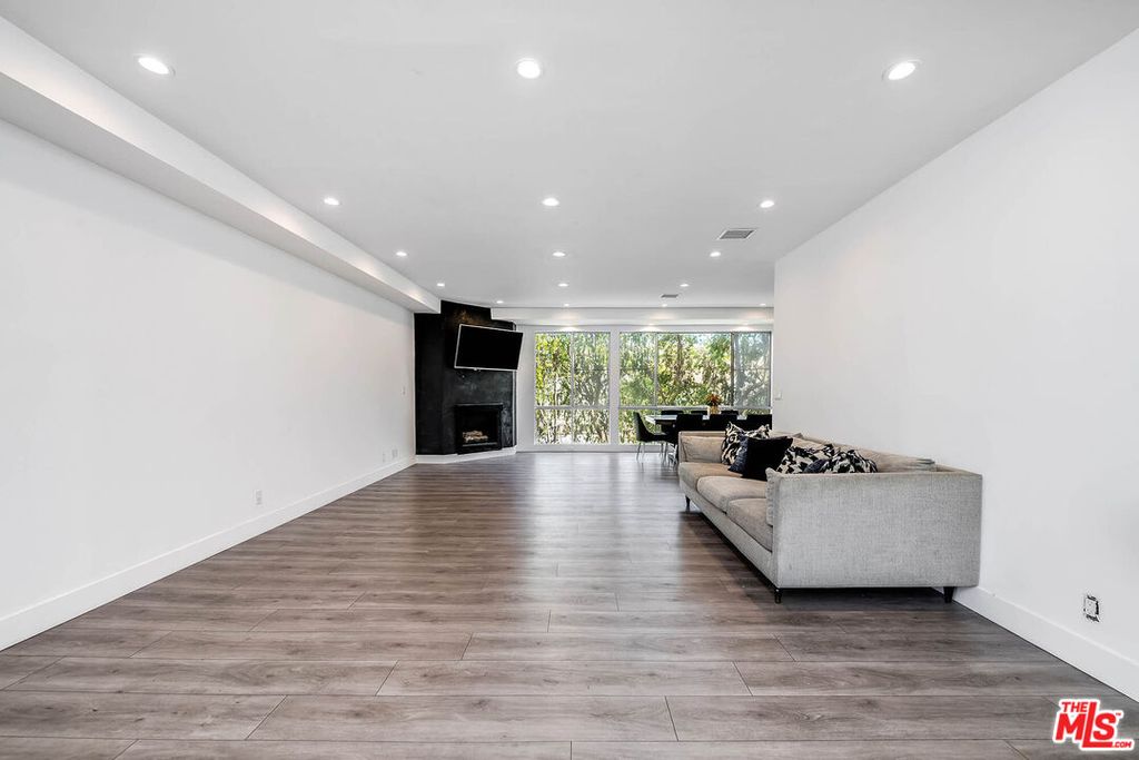 441 N Oakhurst Dr APT 304, Beverly Hills, CA - View 3
