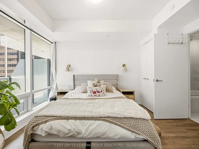1 Bloor St E #3308 — Photo 21