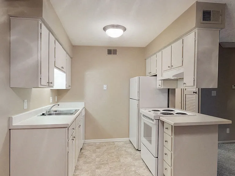 Westwood Apartments — Photo 31