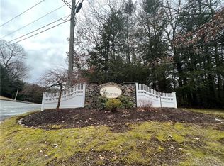 35 Copper Creek Cir #35, Newtown, CT 06470