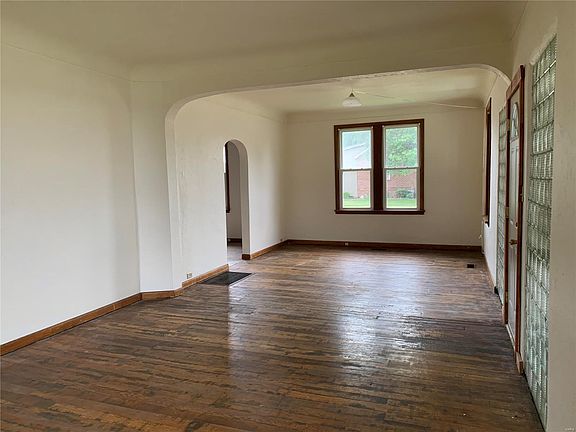 3rd image of 302 E Franklin Ave