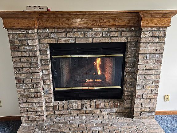 Easy operating gas fireplace