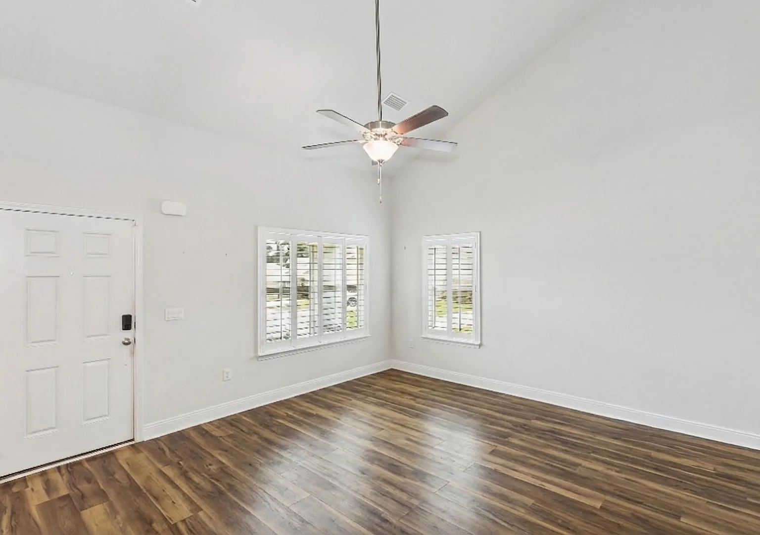 The Perfect Place to Call Home Spacious & Move-In Ready — Photo 3