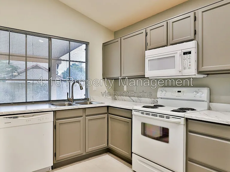 4230 E Woodland Dr — Photo 10
