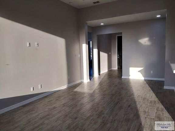 3rd image of 405 Tulip Dr