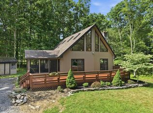 206 Oakenshield Dr, Tamiment, PA 18371