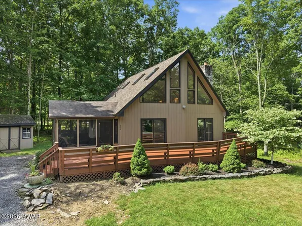 206 Oakenshield Dr, Tamiment, PA 18371