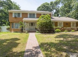 565 Inlet Ln, Greenport, NY 11944