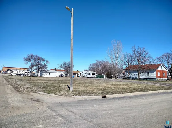 705 E 2nd St, Miller, SD 57362