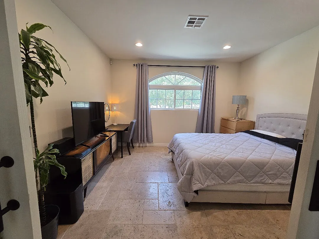 6 bed, 3.5 bath, 2965 sqft, $1,195 — Photo 1