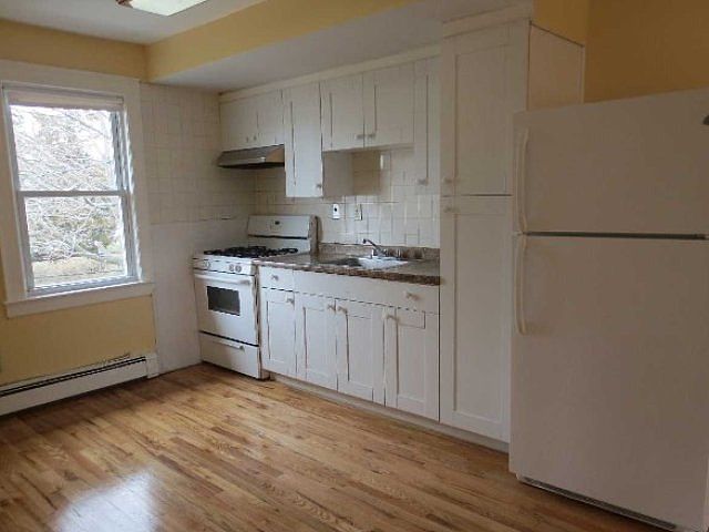 2nd image of 16 Thompson Pl