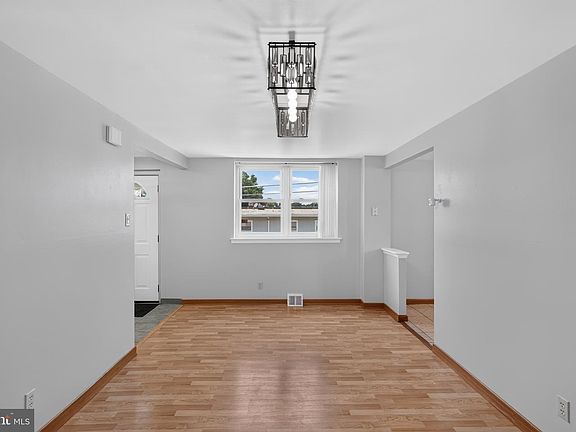 4th image of 1100 Surrey Rd