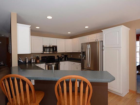 3rd image of 2525 Summerhill Ave