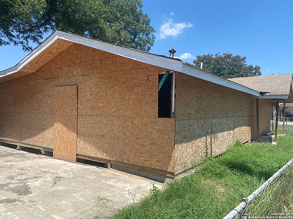 5th image of 1402 W SOUTHCROSS BLVD