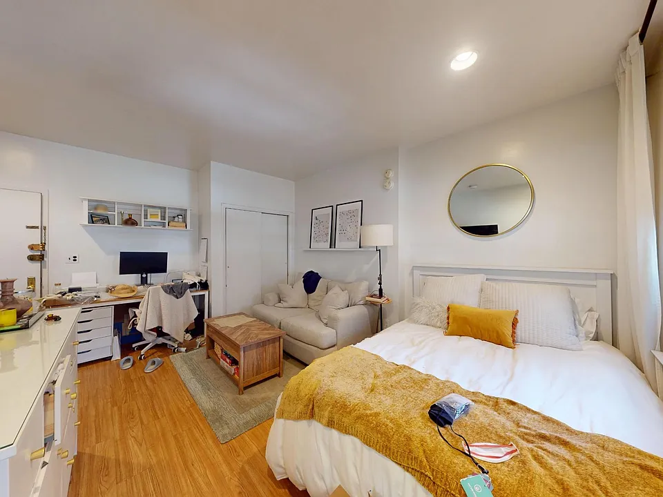 170 W 25th St #2B
