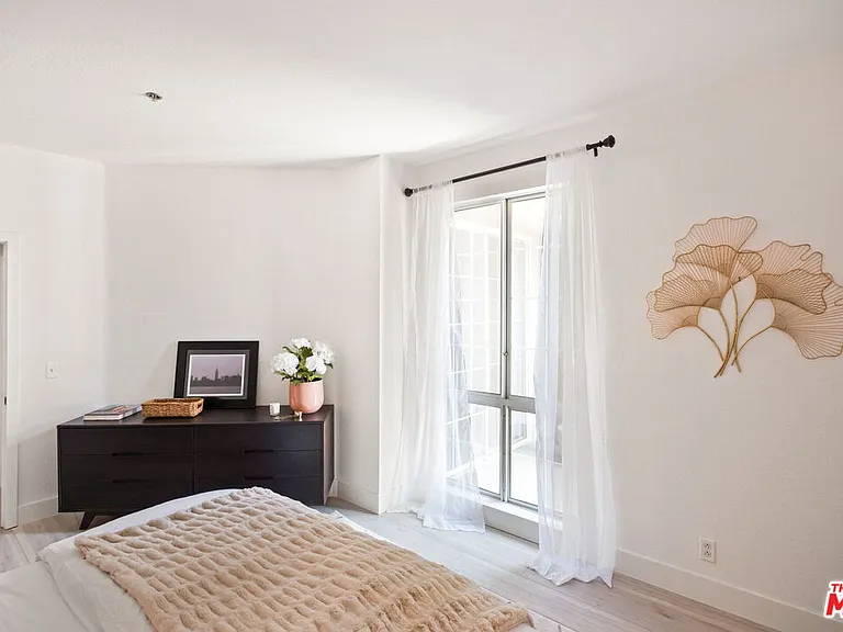585 N Rossmore Ave #506 — Photo 6